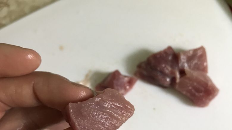 孜然牙签肉,切1厘米见方的小块