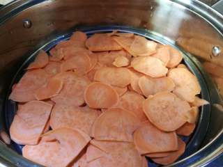 酸奶坚果红薯泥,蒸锅放足量水，将红薯片平辅放入锅中。