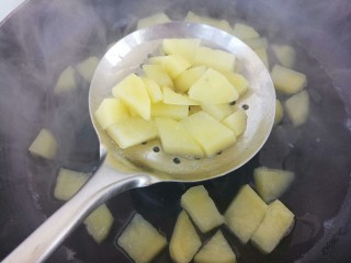 黄油煎培根土豆,土豆熟了捞出来