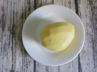 黄油煎培根土豆,先洗净一个土豆，去皮