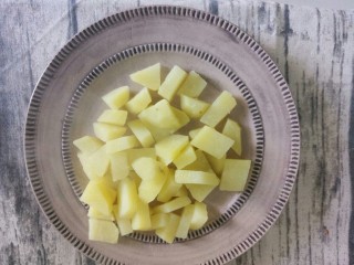 黄油煎培根土豆,放盘里