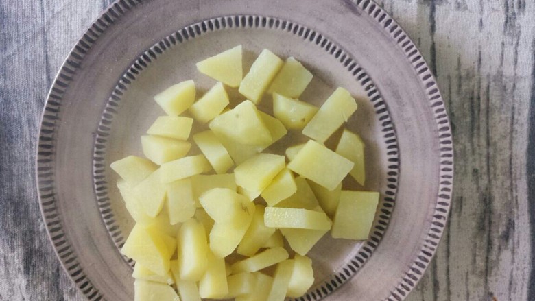 黄油煎培根土豆,放盘里