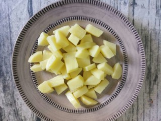 黄油煎培根土豆,切成小块