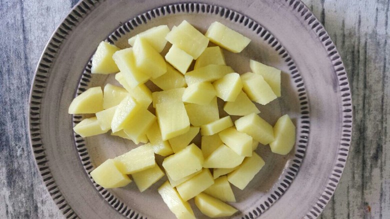 黄油煎培根土豆,切成小块