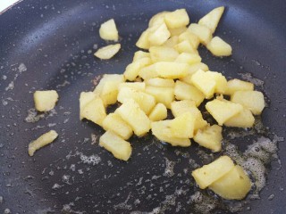 黄油煎培根土豆,煎至微焦