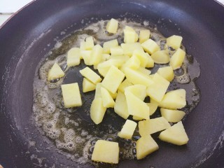 黄油煎培根土豆,加入土豆