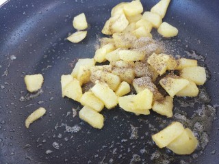 黄油煎培根土豆,倒入黑胡椒粉和盐