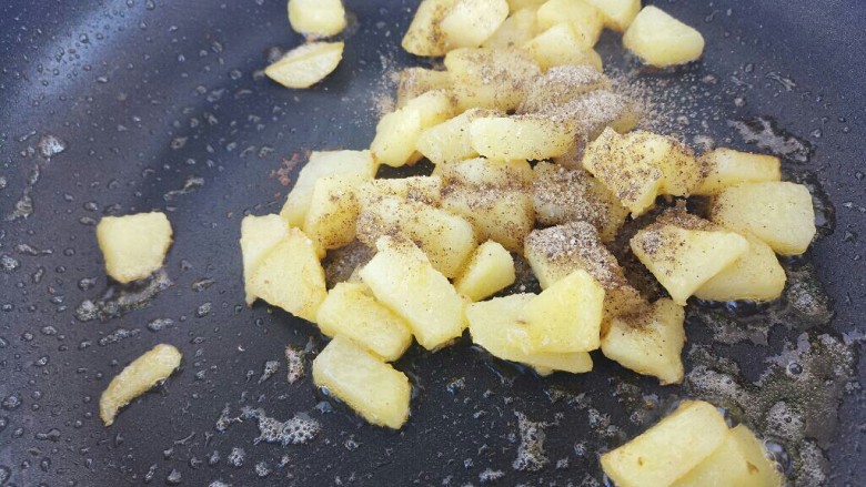 黄油煎培根土豆,倒入黑胡椒粉和盐