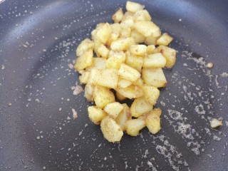 黄油煎培根土豆,炒匀
