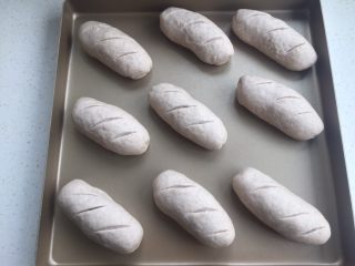 黑麦肉松面包,烤箱35度发酵35分钟（烤箱里放碗热水），发酵好后割几刀花纹。