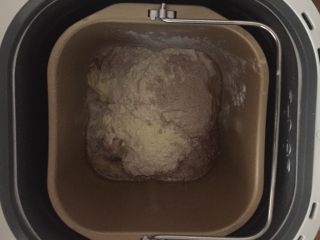 黑麦肉松面包,先放水，盐让盐融化在水里，再放面粉及其他面团材料。