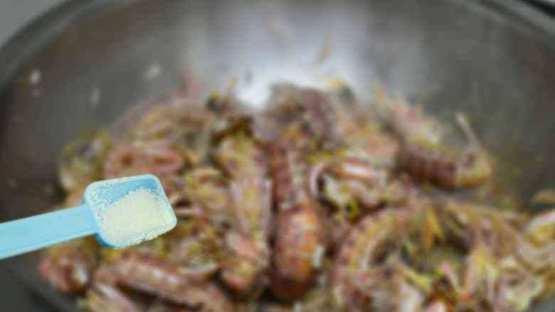 蒜香皮皮虾,调入少许盐