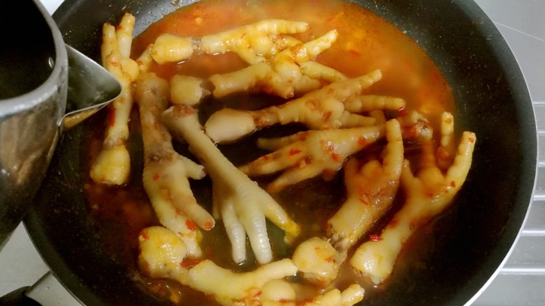 韩式辣酱鸡爪,加适量的清水。