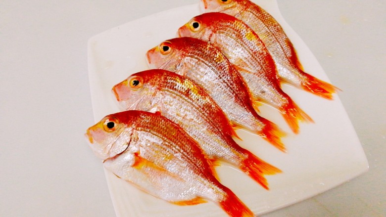 香煎金丝鱼,处理好的鱼摆放盘里