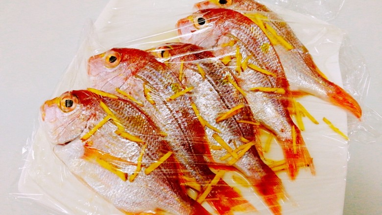 香煎金丝鱼,包上保鲜膜，腌制最少一个小时。（腌制的时间越久越入味）