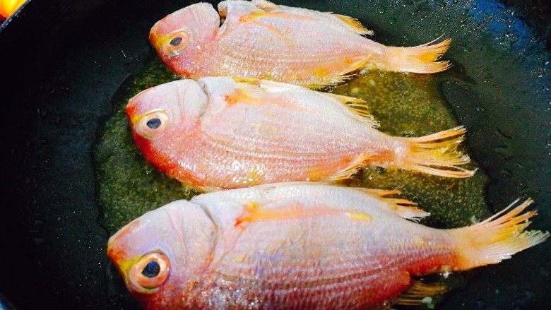 香煎金丝鱼,放入腌制好的鱼小火慢煎，锅小了五条分两次煎哈