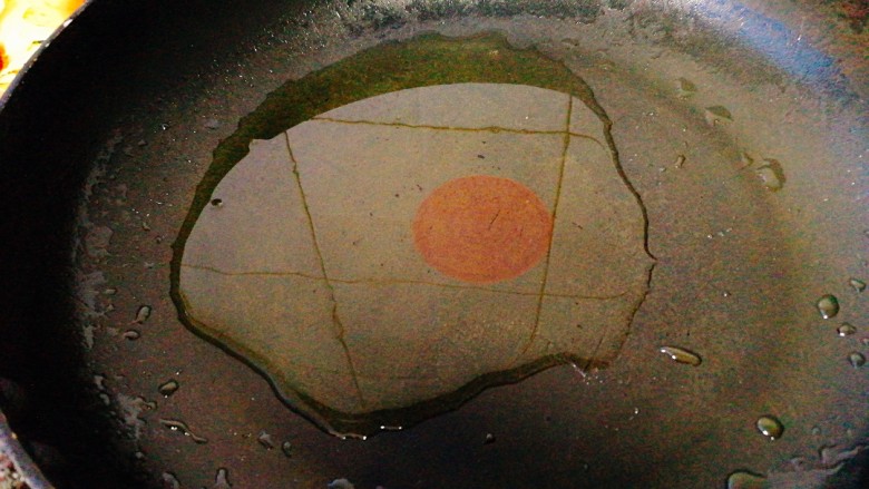 香煎金丝鱼,热锅下油（比平时煮菜多一倍的油），用平底锅，锅身晃动下让油游晃整个锅