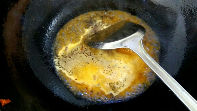 蚝油土豆条,把锅中油全部倒出，放入调料汁