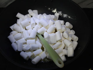 蔓越莓花生牛轧糖,将棉花糖加入锅内，小火慢慢融化棉花糖。