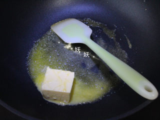 蔓越莓花生牛轧糖,将黄油放入锅里，一定要用不粘锅，最好底厚一些，受热均匀的锅。