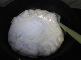 蔓越莓花生牛轧糖,棉花糖全部融化后加入奶粉，奶粉要用无糖的全脂奶粉。