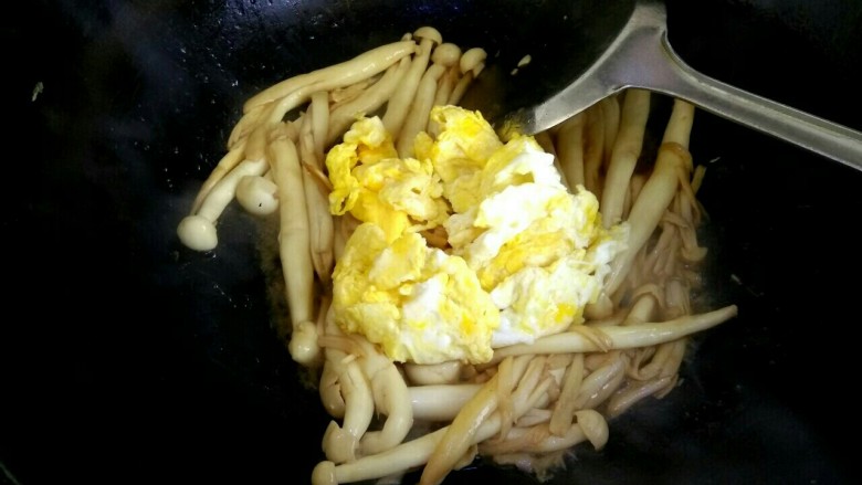 海鲜菇炒鸡蛋,海鲜菇变软放入鸡蛋