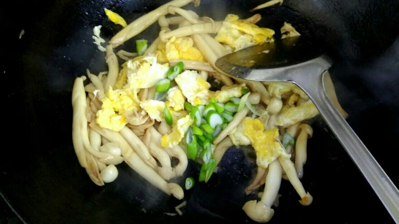 海鲜菇炒鸡蛋,加入葱花