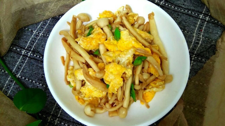 海鲜菇炒鸡蛋,成品