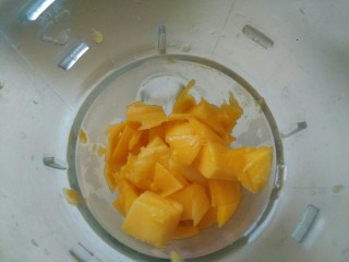 芒果酸奶慕斯,放入料理机，留下几块规整的芒果做装饰