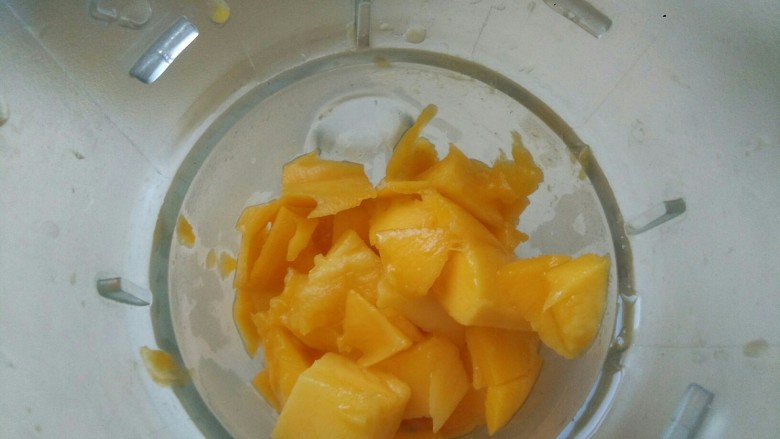 芒果酸奶慕斯,放入料理机，留下几块规整的芒果做装饰