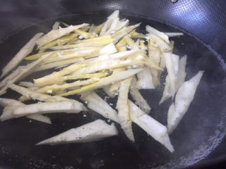 油焖笋,锅里放水烧开放入竹笋焯水去涩味和草酸钙