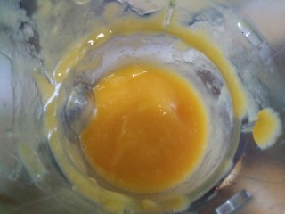 芒果酸奶慕斯,把它们都搅打成细腻的果泥