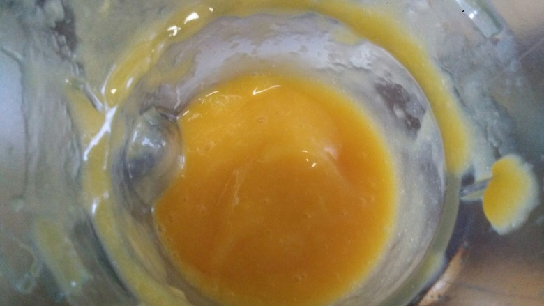 芒果酸奶慕斯,把它们都搅打成细腻的果泥