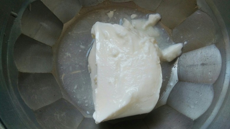 芒果酸奶慕斯,碗中倒入浓厚型酸奶