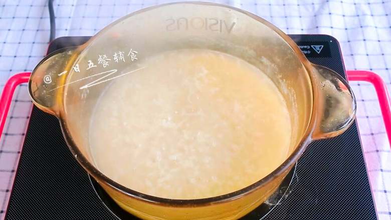 荆芥粥,熬粥30分钟至米软烂粘稠。