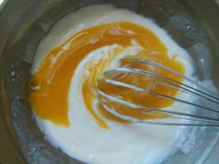芒果酸奶慕斯,加入一半芒果泥和全部的糖