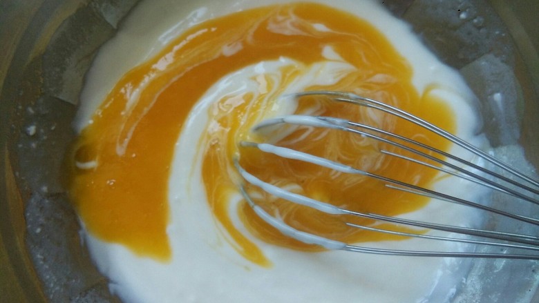 芒果酸奶慕斯,加入一半芒果泥和全部的糖