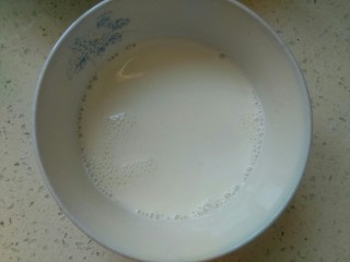 芒果酸奶慕斯,牛奶用微波炉叮40秒，摸起来有些微微发烫