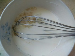 芒果酸奶慕斯,放入温热的牛奶中搅拌融化