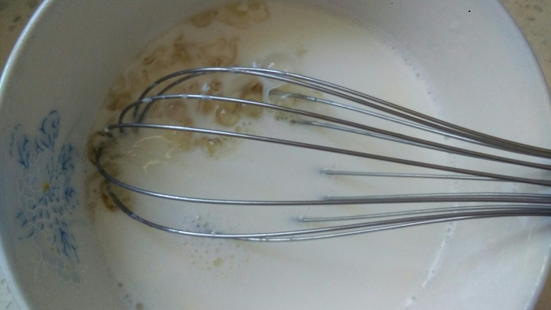 芒果酸奶慕斯,放入温热的牛奶中搅拌融化