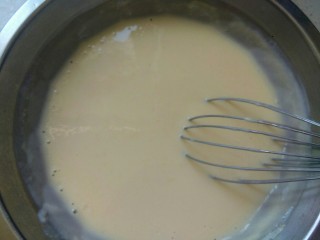 芒果酸奶慕斯,把牛奶吉利丁溶液倒入酸奶芒果糊里搅拌均匀