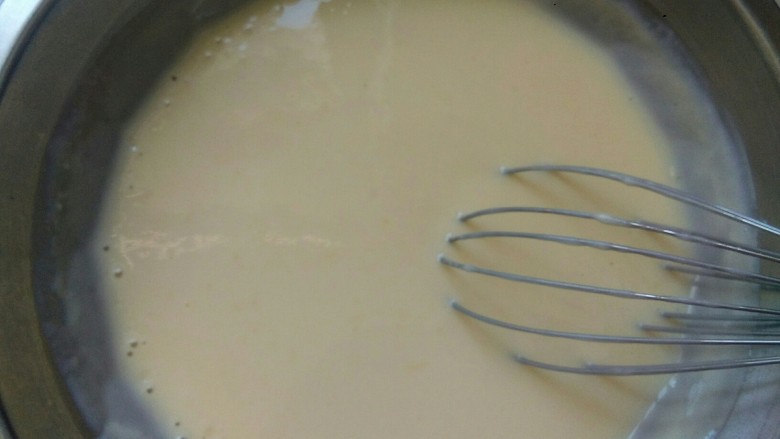 芒果酸奶慕斯,把牛奶吉利丁溶液倒入酸奶芒果糊里搅拌均匀