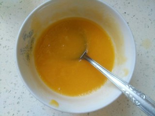 芒果酸奶慕斯,剩下的芒果泥加饮用水和吉利丁搅匀