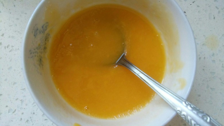芒果酸奶慕斯,剩下的芒果泥加饮用水和吉利丁搅匀