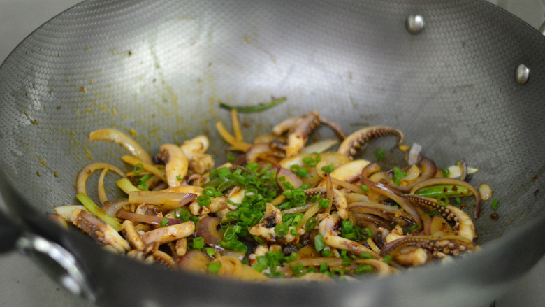 洋葱鱿鱼须,最后调入少许盐提味，出锅前撒上葱花即可