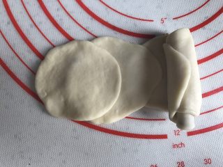 玫瑰花面包（波兰种）,5片为一组，一个搭一个排一排，然后卷起