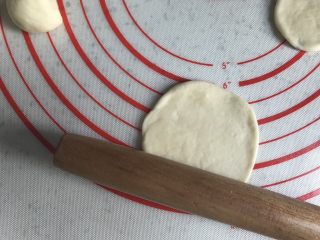 玫瑰花面包（波兰种）,擀成圆形