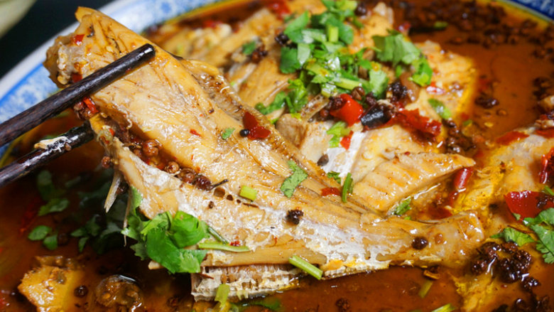 馋嘴耗儿鱼,把炝香的花椒油快速淋在耗儿鱼上，撒上香菜碎即可