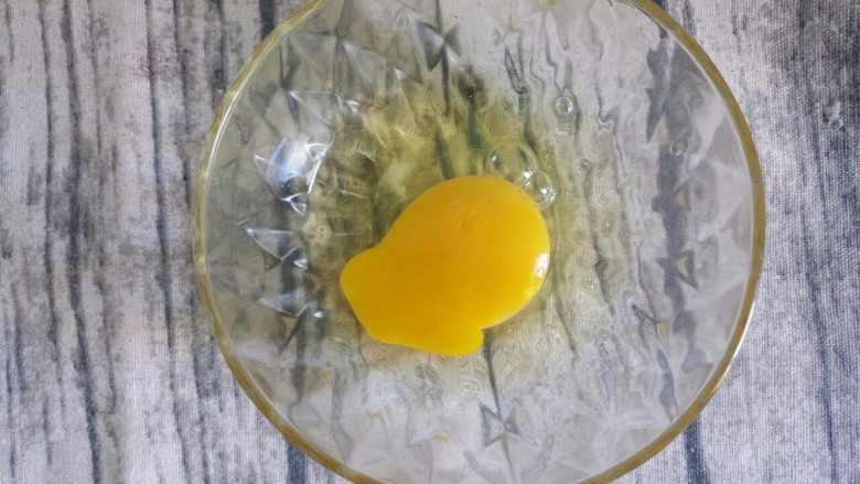 洋葱鸡蛋炒培根,鸡蛋打入碗中