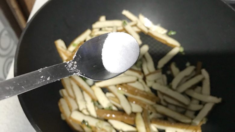 家常小炒韭菜香干,加入半小匙盐。